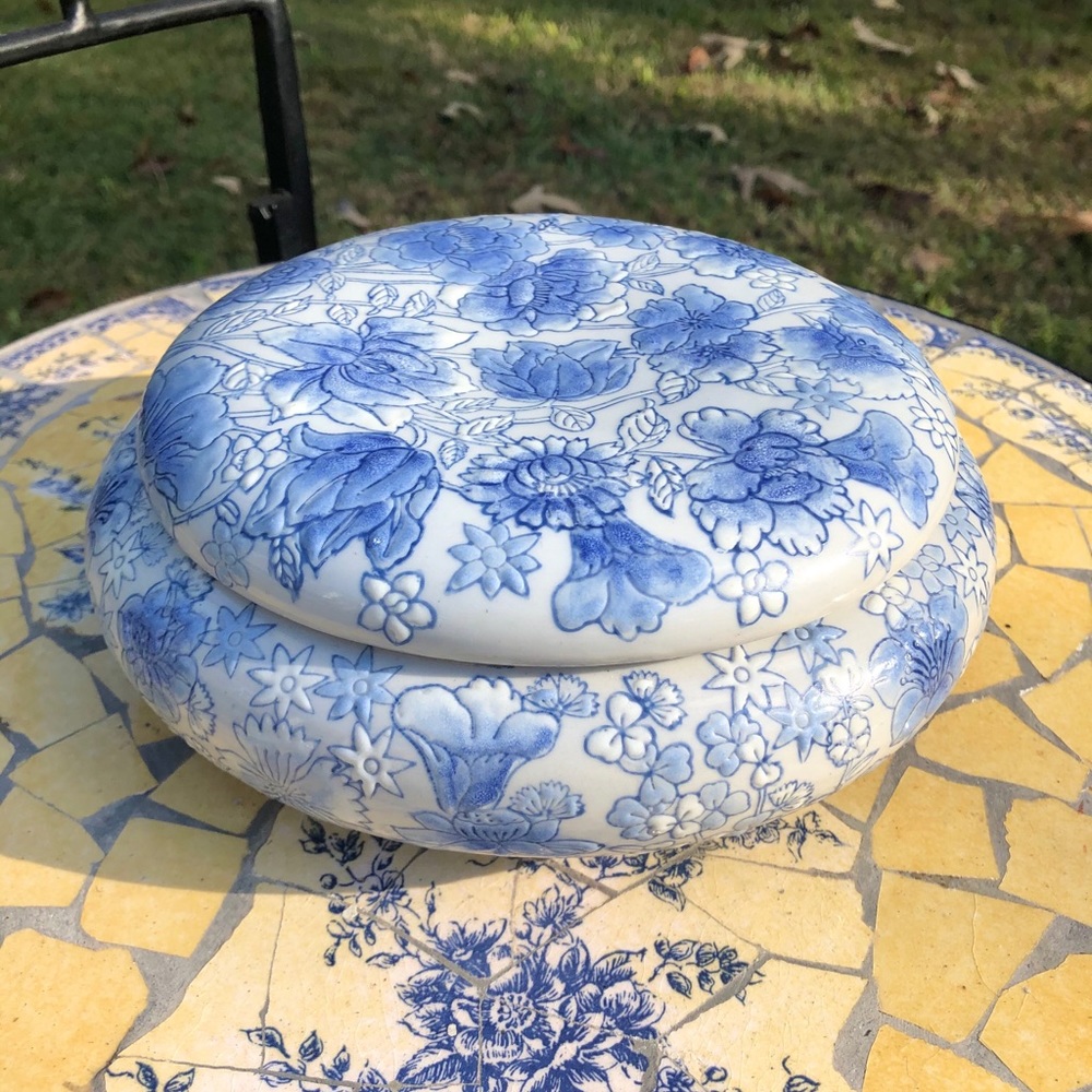 VTG Large Round Trinket Dish with Lid ✨